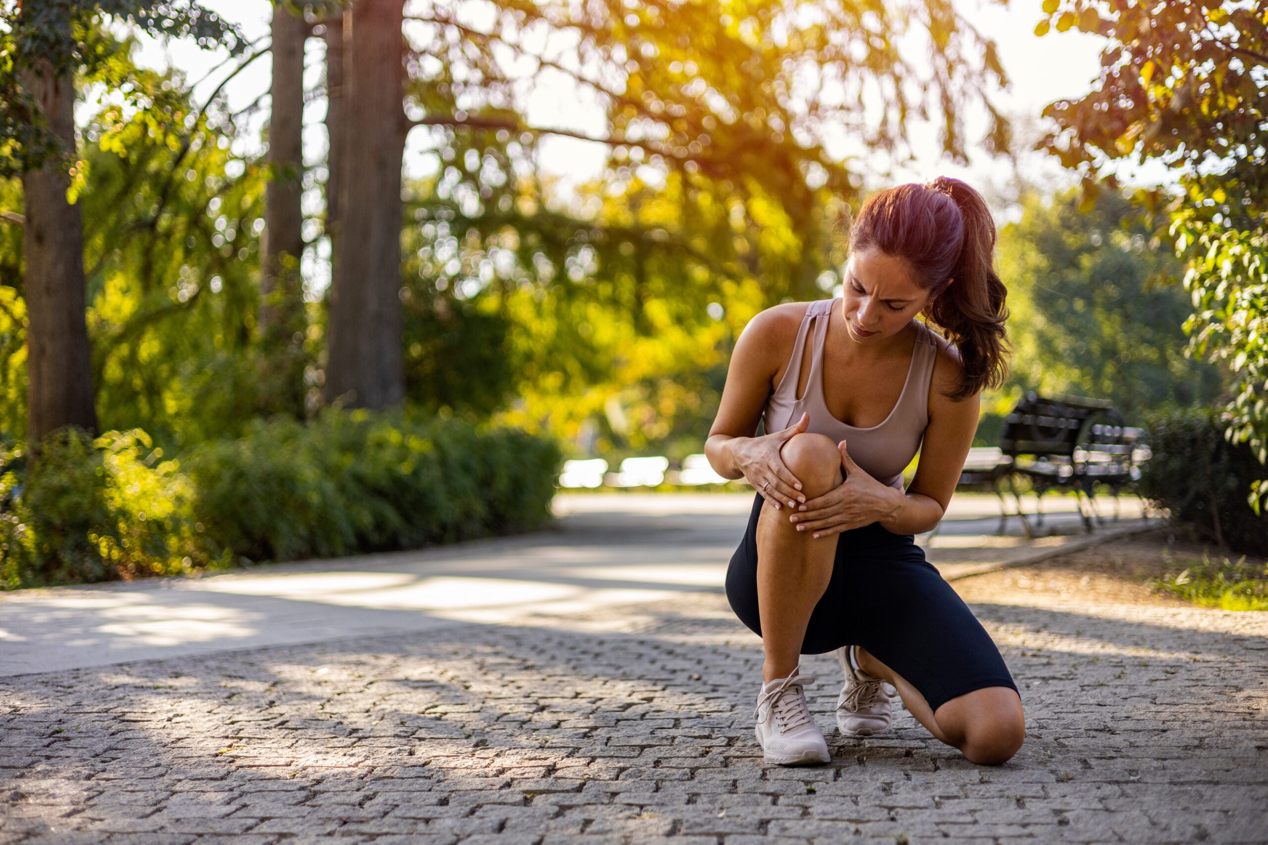 Person with knee pain needing chiropractic treatment in Campbell clinic