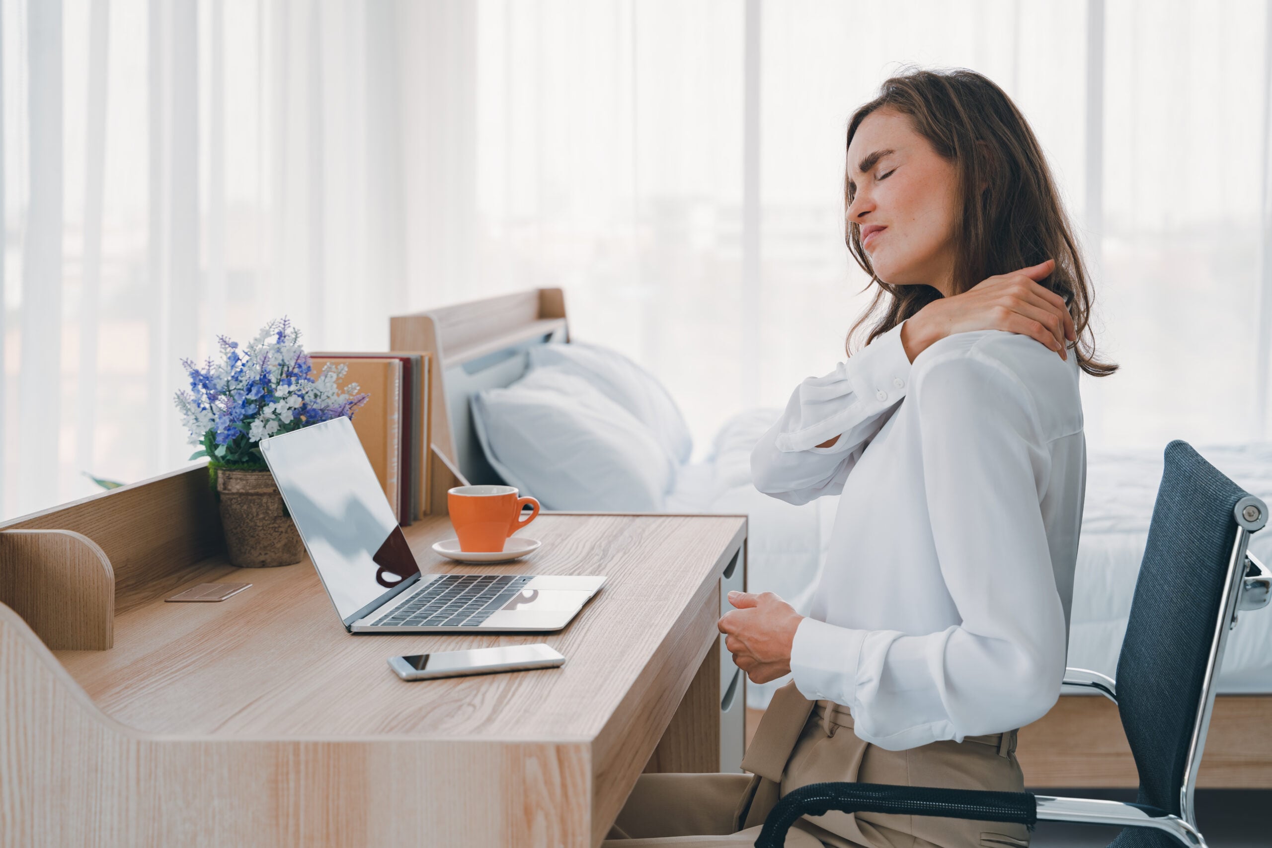 Person with neck pain requiring specialized chiropractic treatment in Campbell