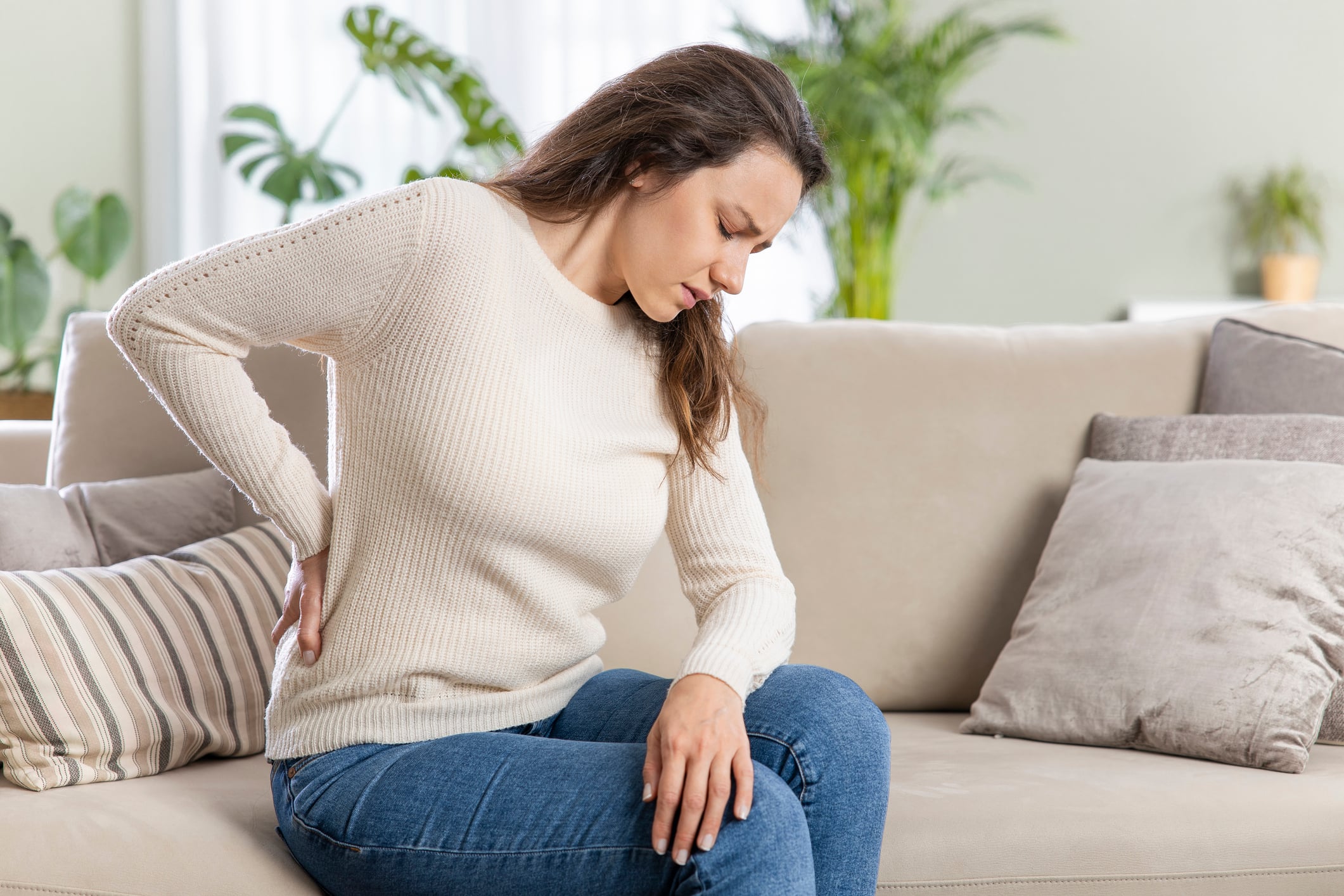 Person with pinched nerve pain requiring specialized treatment in Campbell chiropractic clinic