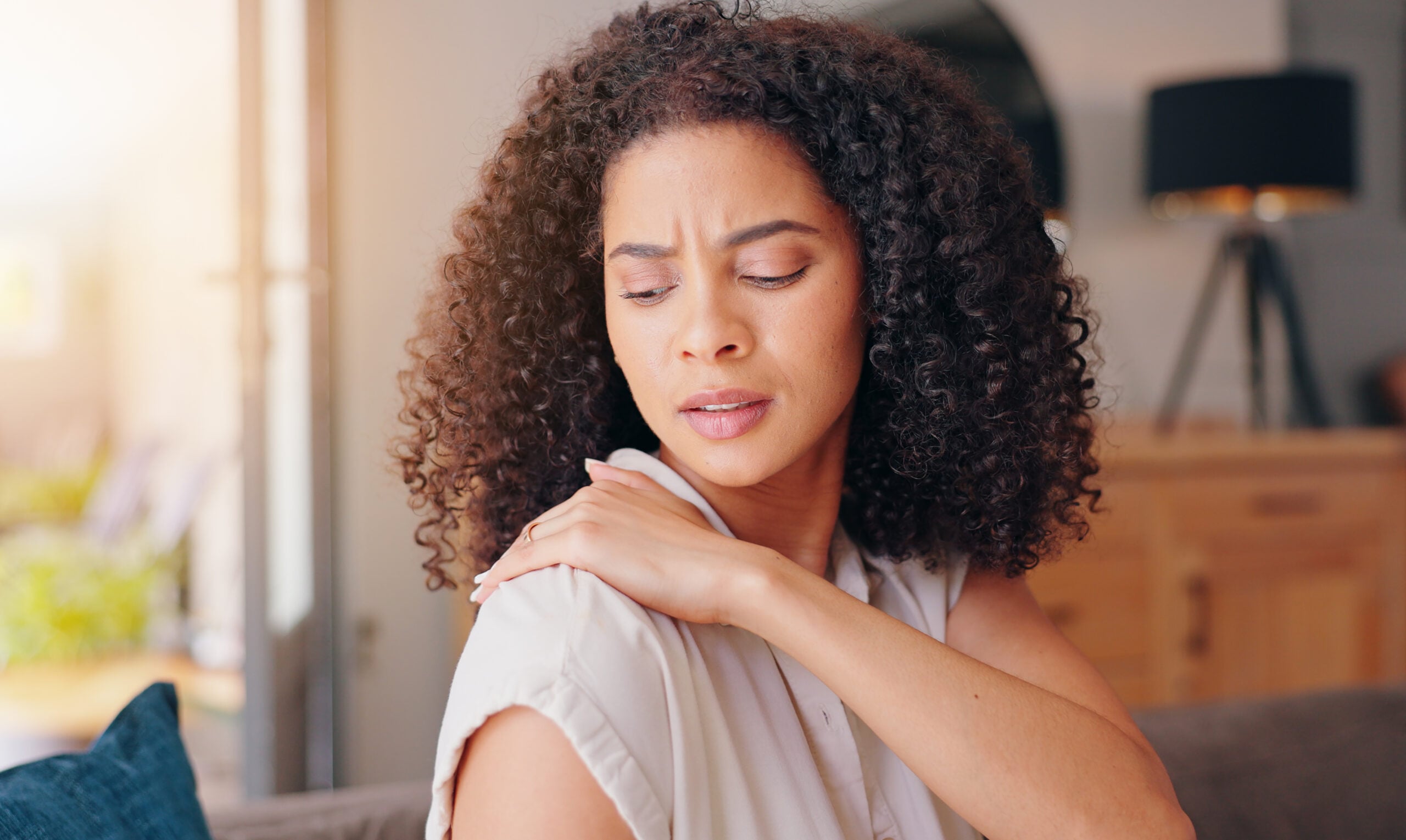 Person with rotator cuff shoulder injury needing specialized treatment in Campbell